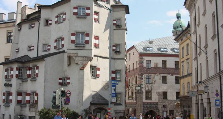 Une rue animée avec des bâtiments historiques et des piétons.