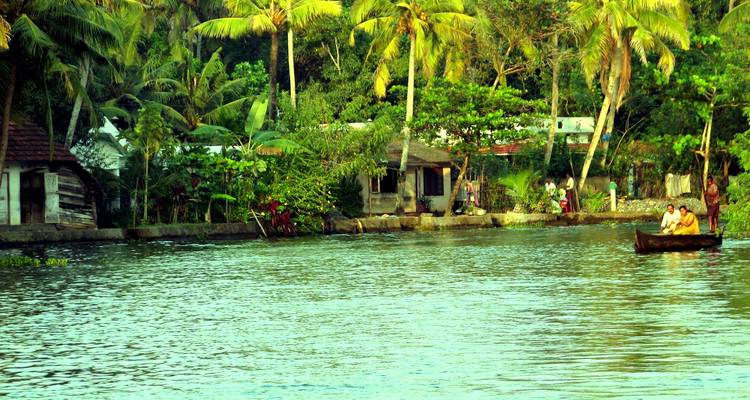 Kanal im Hinterland mit Booten und üppigem Grün