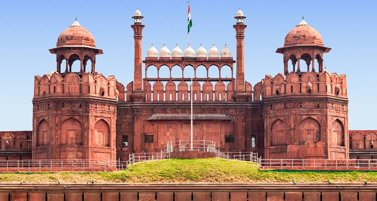 Rote Sandsteinburg mit aufwendiger Architektur