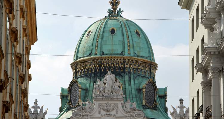Primer plano de una estructura arquitectónica con cúpula verde y detalles ornamentales.