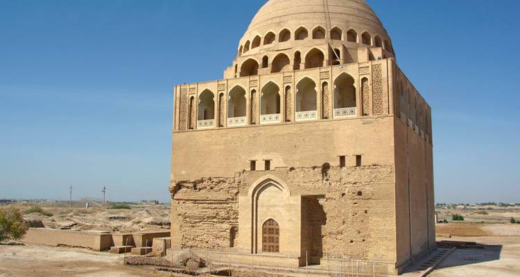 Un mausolée historique avec une architecture détaillée sous un ciel dégagé.