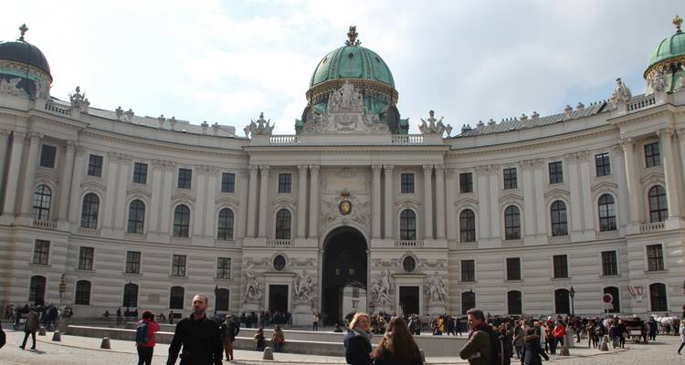 Un edificio histórico en Viena con una gran cúpula verde.