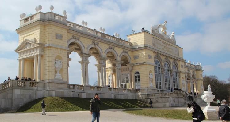 La estructura de la Glorieta con visitantes alrededor.