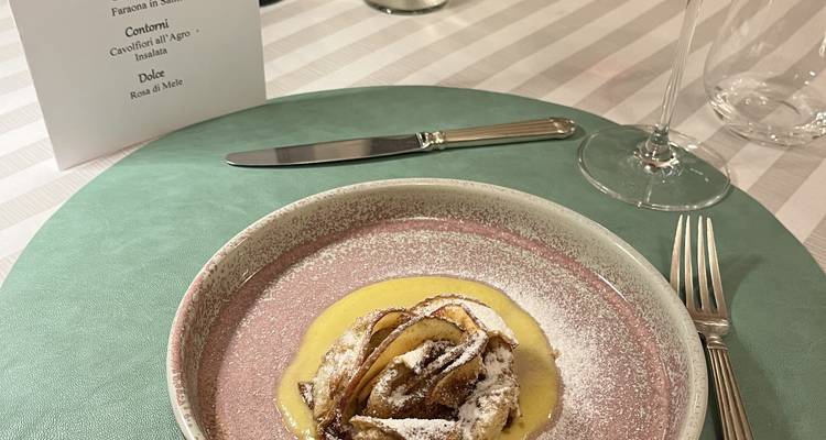 Postre presentado elegantemente en una mesa de comedor con un menú en el fondo.