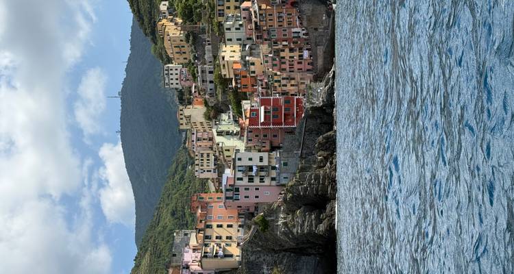 Pueblo costero colorido en la ladera con casas vibrantes.