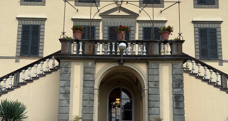 Villa italiana tradicional con escalera y balcón.