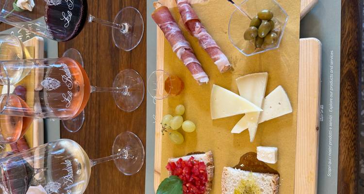 Selección de comida y vino italiano en una mesa.