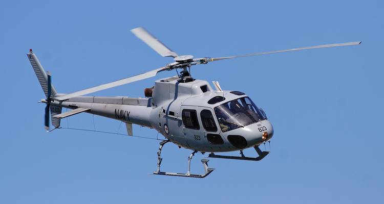 Helicóptero de la marina volando en un cielo despejado.