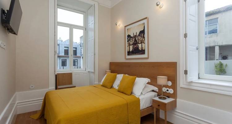 Habitación de hotel con cama doble y ventana.