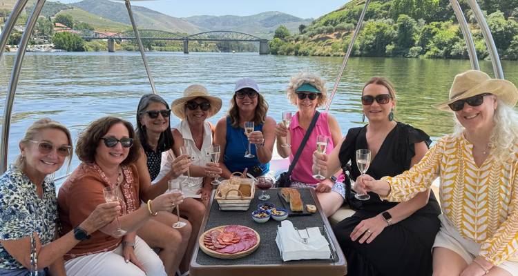 Grupo de mujeres disfrutando bebidas en un paseo en barco.