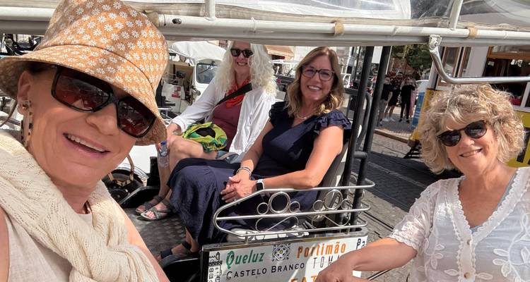 Grupo de mujeres en un rickshaw en un tour por la calle.