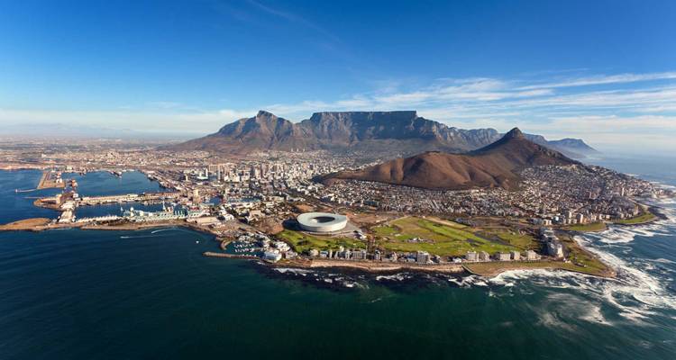Vista aérea de Ciudad del Cabo con la Montaña de la Mesa.