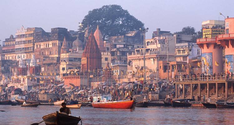 Die Ghats von Varanasi mit Booten auf dem Ganges.