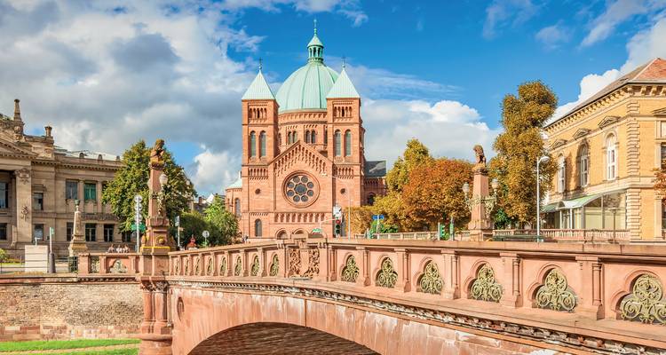 Iglesia histórica con puente y arquitectura ornamentada.