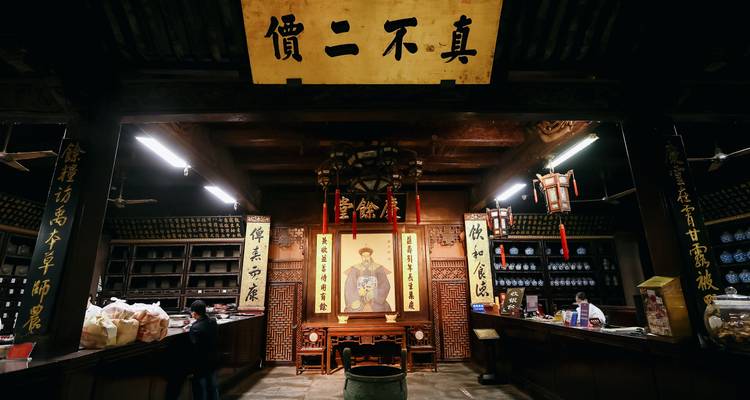 Interieur van traditionele Chinese kruidengeneeskunde winkel met verschillende artikelen te koop.