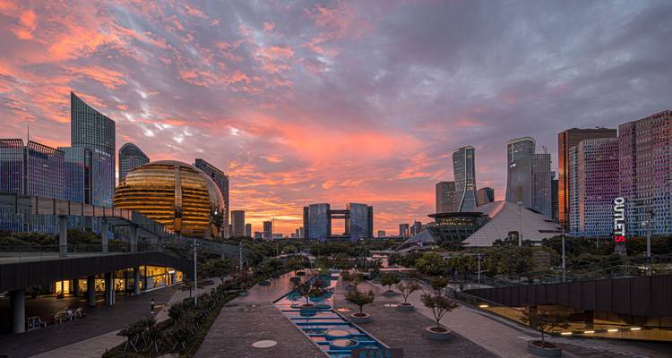Moderne stadsgezicht bij zonsondergang met opvallende architectuur.