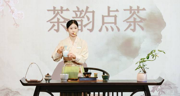 Cérémonie du thé traditionnelle avec une jeune femme en tenue culturelle.