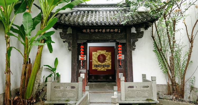 Entrée d'une cour traditionnelle chinoise avec des lanternes rouges.