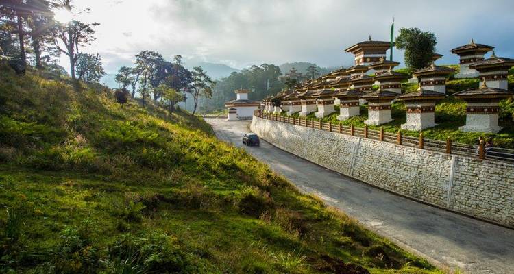 Série de 108 chortens sur une colline avec une route sinueuse.