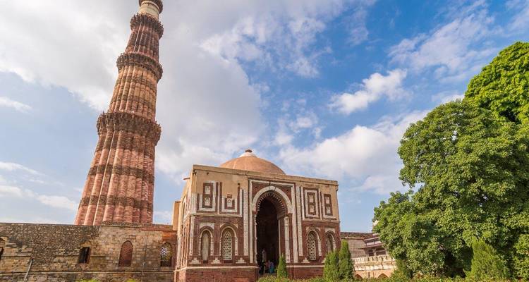 Le Qutub Minar et le complexe environnant à Delhi, en Inde.