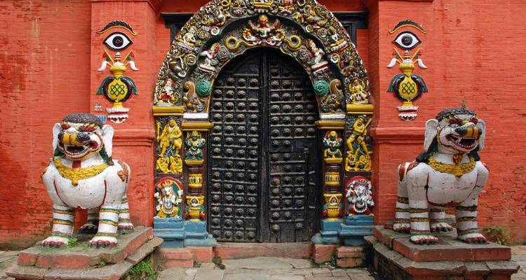 Entrada decorada brillantemente con estatuas de leones a ambos lados.