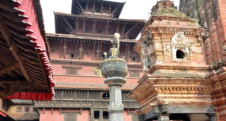 Pagoda histórica de ladrillo y edificios ornamentados en un patio.