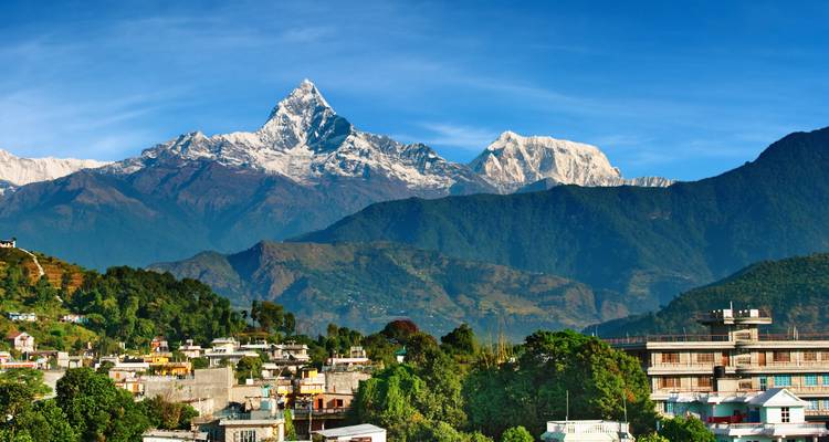Vista despejada del Machapuchare y la cordillera del Annapurna desde la azotea de un edificio.