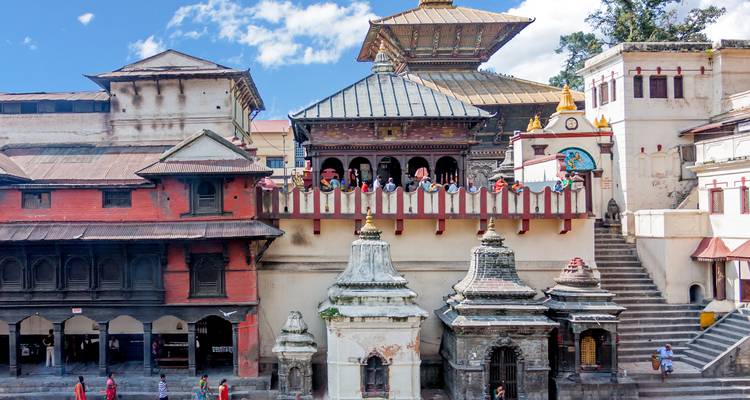 Complejo del Templo Pashupatinath con detalles arquitectónicos visibles.