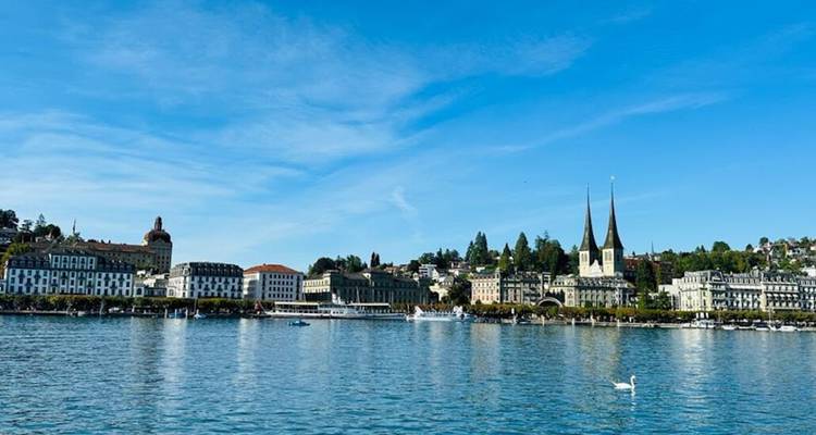 Vue de la ville à travers un lac bleu clair.
