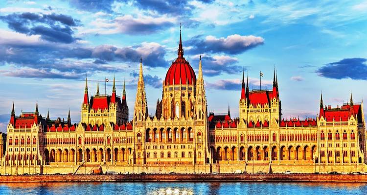 Le Parlement hongrois sur la rive du fleuve.