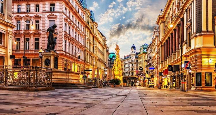 Vue de rue avec architecture historique.