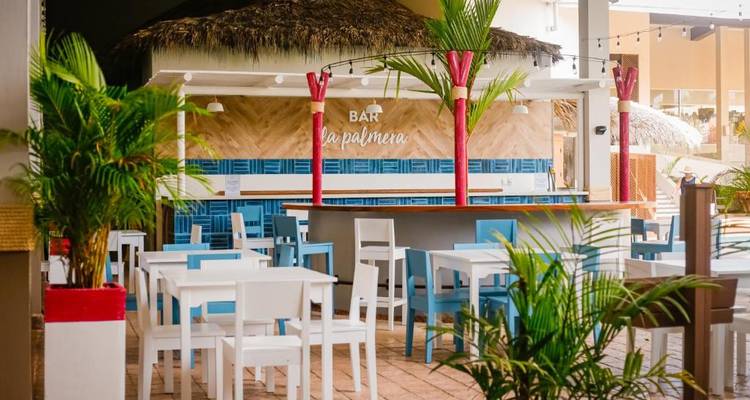 Außenbereich der Bar mit Tischen und Stühlen