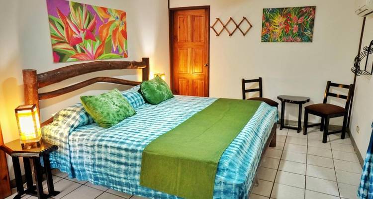 Gemütliches Hotelzimmer mit dekorierten Wänden