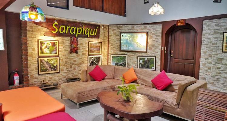 Innenbereich der Lounge mit Sarapiquí-Schild