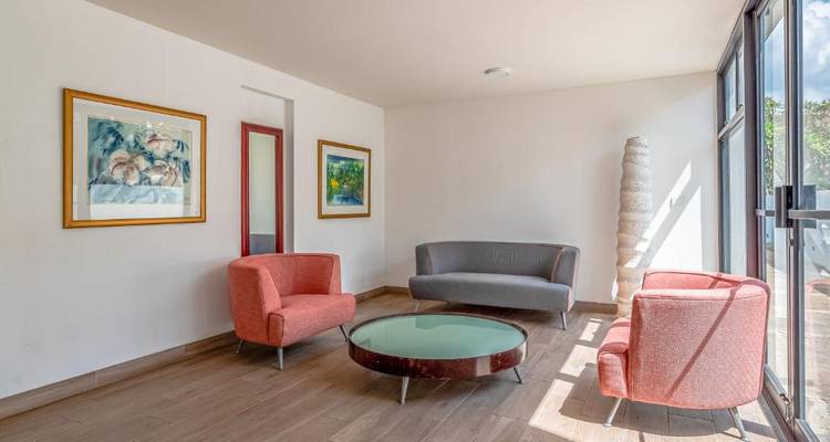 Minimalistische Innensitzecke mit modernen Stühlen