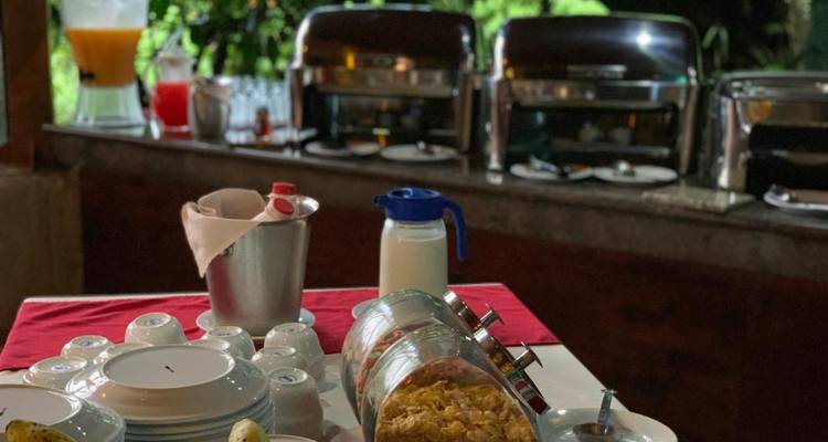 Nahaufnahme eines Frühstücksbuffettisches mit Müsli und Getränken