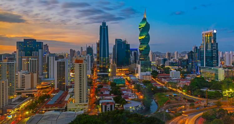 Vista panorámica de una ciudad con edificios icónicos al atardecer