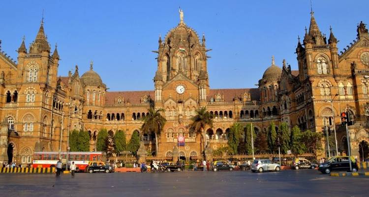 Un bâtiment historique avec une tour d'horloge dans un environnement urbain.