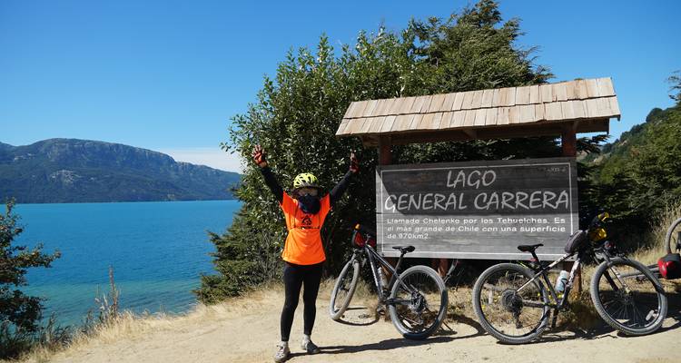 Personne posant avec des vélos près du lac General Carrera.