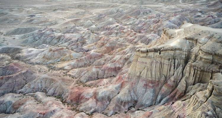 Vista aérea de paisaje erosionado colorido.