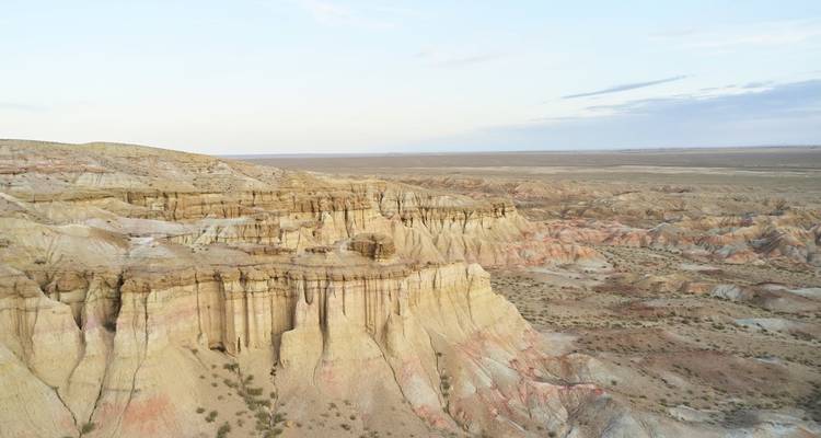 Vasto desierto con formaciones rocosas coloridas.