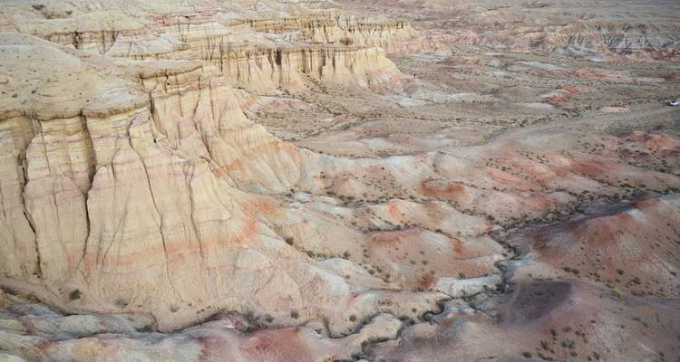 Acantilados estratificados y paisaje árido en el desierto.