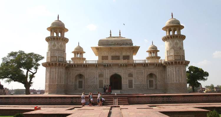 Gruppe von Touristen vor dem Itmad-ud-Daula in Agra, Indien.