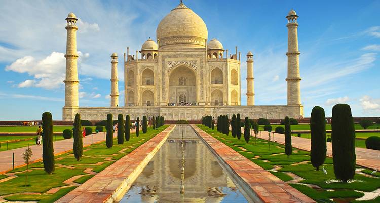 Taj Mahal mit seinen Gärten und Wasserbecken in Agra, Indien.