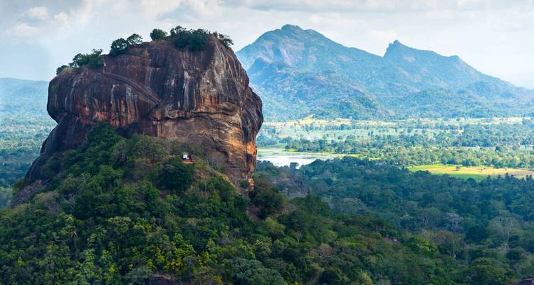 Malerische Aussicht auf den Sigiriya-Felsen in Sri Lanka, umgeben von üppiger Landschaft.