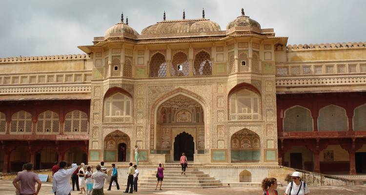 Toeristen die foto's maken bij het Amber Fort in Jaipur, India.