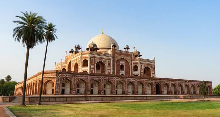 Humayun's Tombe in Delhi, India met palmbomen.