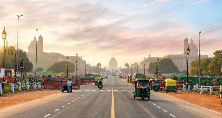 Druk straatbeeld van Rajpath met regeringsgebouwen in New Delhi, India.