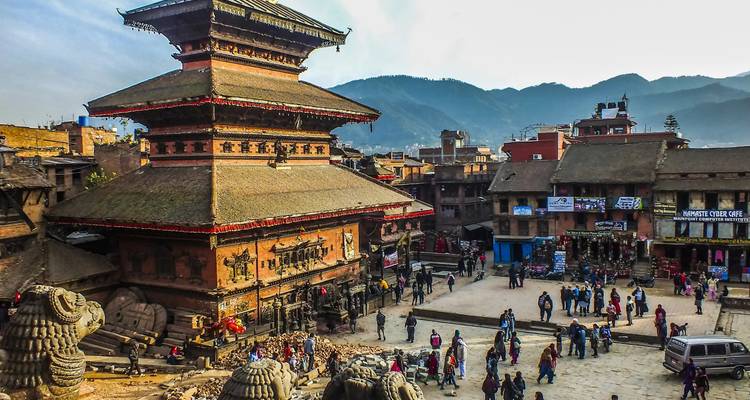 Bhaktapur Durbar Square met tempels en mensen.