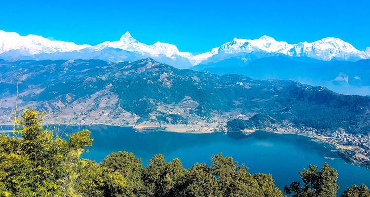 Berglandschap met een groot meer en besneeuwde toppen.